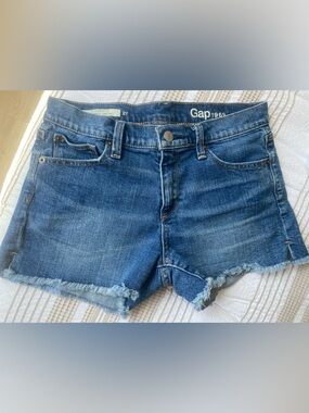 GAP Authentic Summer Frayed Hem Denim Shorts in Medium Blue Wash
